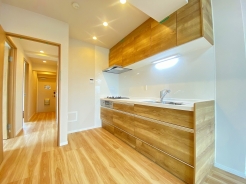 収納スライドをぐっと開けばお鍋や調味料をどんどんしまえる大収納。キッチンはいつもキレイ。
