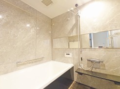 一日の疲れを癒す浴室は、広々１坪以上。
