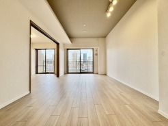 たっぷりの陽光と、心地よい風が舞い込みます。
