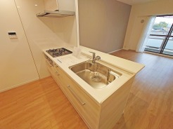 リビングで遊ぶお子様を見守りながらお料理ができる、対面キッチン。
