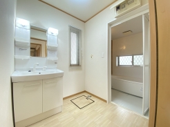 ゆとりの洗面スペースで、朝の身支度もスムーズに。
