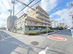 車通りの少ない閑静な住宅地、のびのびした子育てに適します。
