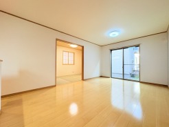 家族が自然に集りそうな広さが魅力のＬＤＫ。
