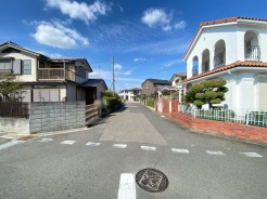 駐車が苦手な方にも嬉しい広々とした道路
