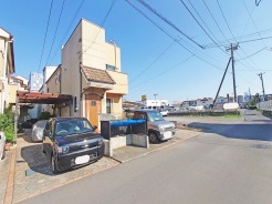 幅員の狭い道ですが、車通りの少ない住宅街に立地してます。
