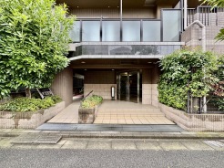 前面道路は歩道も整備され、小さなお子様にも安心です。
