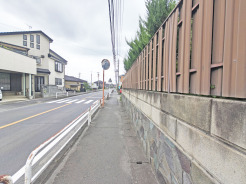 前面道路は歩道も整備され、小さなお子様にも安心です。