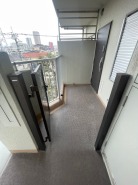 プライバシーを守りやすい玄関ポーチ付きの共用廊下です。
