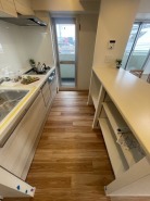 盛り付け台に朝ごはんに、便利なカウンター付き。勝手口もあるのでキッチンから出たゴミをサッと外へ。キッチンはいつも清潔キレイ。

