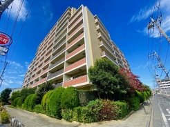 ＪＲ宇都宮線「東大宮」駅東口徒歩３分、提携駐車場もあります。エステート白馬東大宮店までお気軽にお問い合わせください。
