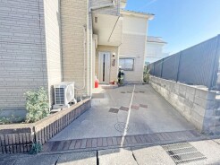 マイカースペースを１台分確保。現地で車幅と共にご確認ください。
