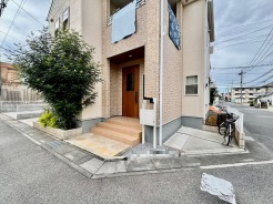 ポーチのついた物件。玄関の印象はいかがでしょうか？入口からご覧ください。
