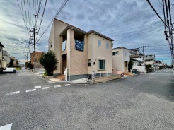 令和３年１２月築。風通し・日当たりに優れる角地。開放感をお楽しみください。

