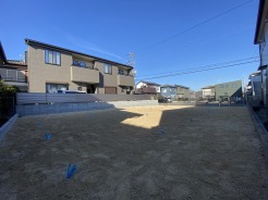 前面道路は歩道も整備され、小さなお子様にも安心です。
