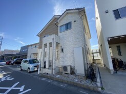 幹線道路から１本入った現地は、想像以上に静かに感じられます。
