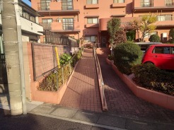 エントランスにつながる通路はスロープになっています。