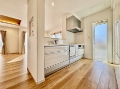 収納スライドをぐっと開けばお鍋や調味料をどんどんしまえる大収納。キッチンはいつもキレイ。
