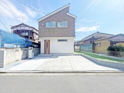 ＪＲ宇都宮線「東大宮」駅東口徒歩３分、提携駐車場もあります。エステート白馬東大宮店までお気軽にお問い合わせください。
