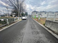 閑静な住宅地。道路向かいは大きな公園なので、小さなお子様がいるご家族にも安心。
