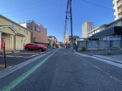 前面道路は歩道も整備され、小さなお子様にも安心です。
