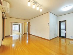 ご家族みんながゆったりくつろげる広々リビング。
