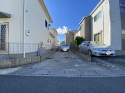 前面道路が広く、間口もゆったり。駐車が苦手な方でも一度ご確認ください。

