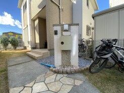 ポスト、表札、インターホンを兼ねる機能門柱。シンプルな外観で容量のあるポストです。
