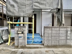 ポーチのついた物件。玄関の印象はいかがでしょうか？入口からご覧ください。
