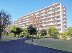 幹線道路から１本入った現地は、想像以上に静かに感じられます。
