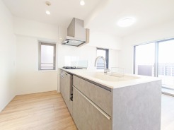 対面キッチンがご家族の温かい時間を演出。
