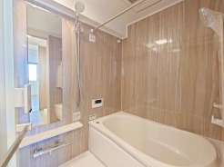 一日の疲れを癒す浴室は、広々１坪以上。
