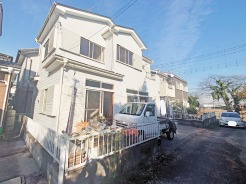 幅員こそやや狭くても、その分交通量が少なくて安心。
