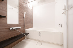 広々１坪タイプのゆったり浴室ユニット。防カビ・抗菌素材なのもうれしい。
