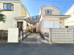 マイカースペースを１台分確保。現地で車幅と共にご確認ください。
