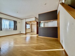 開放的なこの空間がお客様をお出迎えします。ＬＤＫは１６．７５帖。
