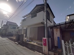 駐車が苦手な方にも嬉しい、広い道路に面した住まい。
