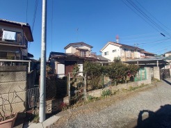 幅員こそやや狭くても、その分交通量が少なくて安心。
