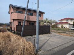 車通りの少ない閑静な住宅地、のびのびした子育てに適します。
