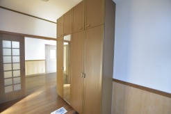 玄関を開けたらシューズボックス、使いやすい配置です。
