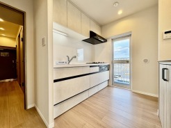 手を伸ばせばそこに収納が。安定した使用感の吊戸棚つきのキッチン空間。
