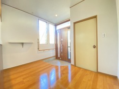 広がる空間に、日々の暮らしに彩りを添える明るい住まい
。手すりもついているので安心です。