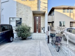 小スペースですが、ポーチ付き。
