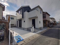 幅員こそやや狭くても、その分交通量が少なくて安心。
