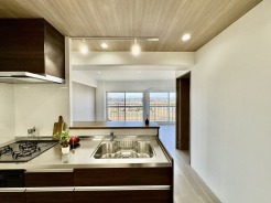 吊戸棚をなくした対面LDKはキッチンに立つ人の視界をワイドにしてくれます。
