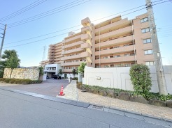 JR宇都宮線「東大宮」駅東口徒歩3分、提携駐車場もあります。エステート白馬東大宮店までお気軽にお問い合わせください。