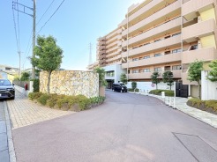 車通りの少ない閑静な住宅地、のびのびした子育てに適します。