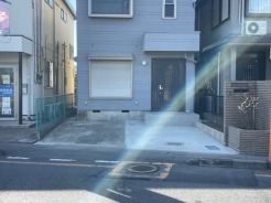 駐車場は２台まで駐車可能。マイカーの車幅もお確かめください。
