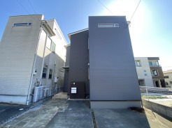 ＪＲ宇都宮線「東大宮」駅東口徒歩３分、提携駐車場もあります。エステート白馬東大宮店までお気軽にお問い合わせください。
