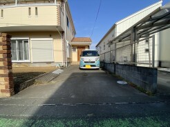 マイカースペースを1台分確保。現地で車幅と共にご確認ください。