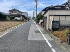 駐車が苦手な方にも嬉しい、前面６ｍ道路に面した敷地。
